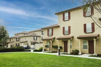 Tuscana Townhomes in Tracy, CA - Foto de edificio - Building Photo