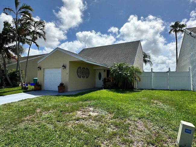 property at 17 Tara Lakes Dr E