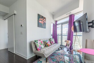 131 Bremner Blvd in Toronto, ON - Building Photo - Building Photo