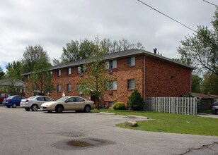 3141 Tremainsville Rd in Toledo, OH - Foto de edificio - Building Photo