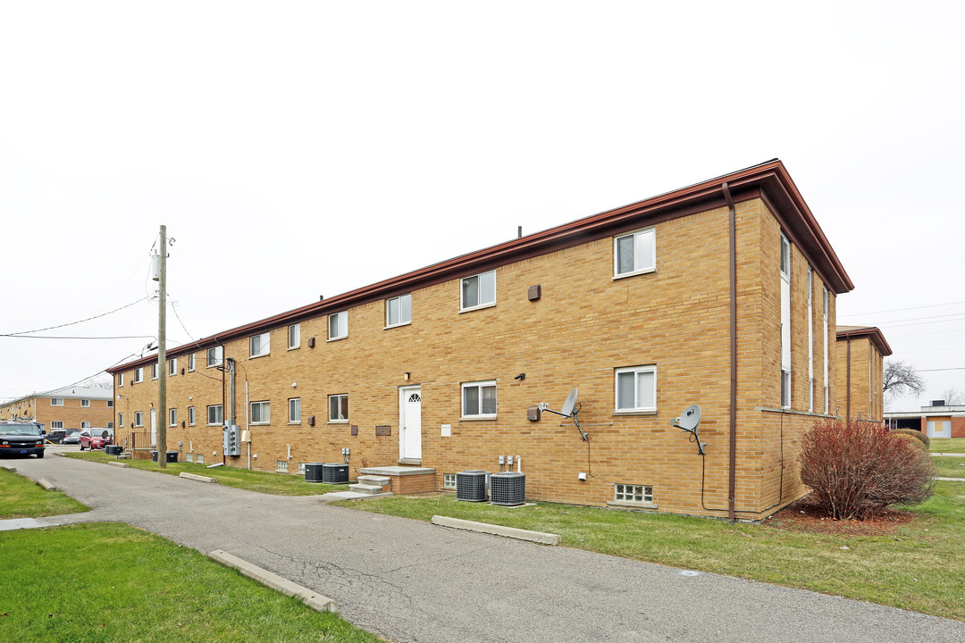 Carleton Apartments in Warren, MI - Building Photo