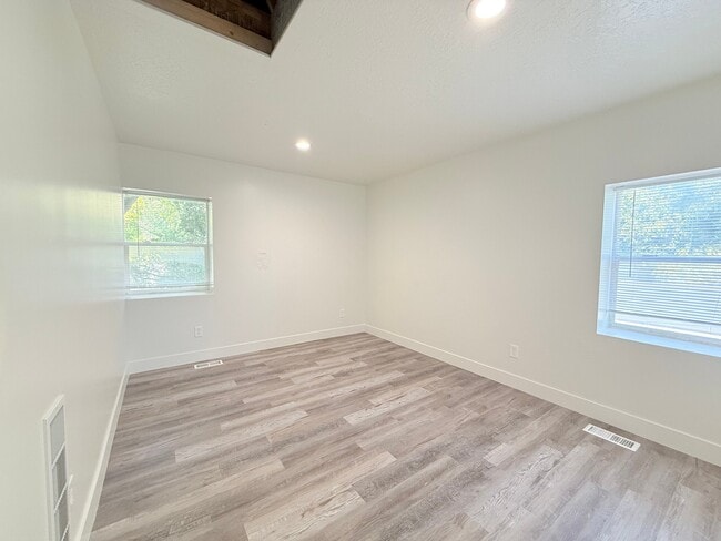 3167 S 700 E in Millcreek, UT - Foto de edificio - Building Photo