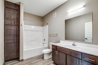 Golden Aspen Flats in Coon Rapids, MN - Foto de edificio - Interior Photo