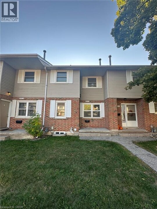 440 Pioneer Dr in Kitchener, ON - Building Photo