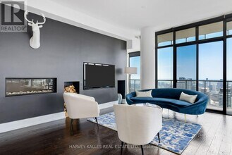 33 Charles St E in Toronto, ON - Building Photo - Building Photo