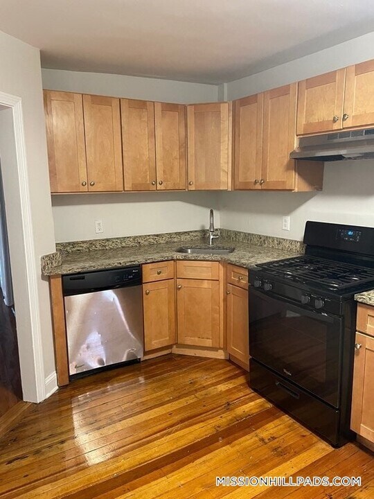 184 Walnut Ave in Boston, MA - Building Photo