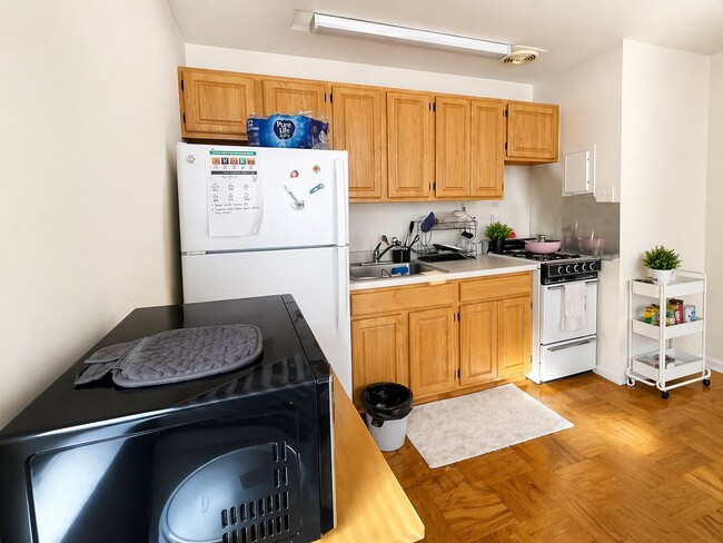 4465 MacArthur Blvd NW, Unit 111 in Washington, DC - Foto de edificio - Building Photo