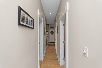 2051 N Bissell St, Unit 2 in Chicago, IL - Foto de edificio - Building Photo