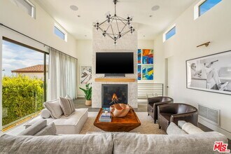 2120 Marine St in Santa Monica, CA - Building Photo - Building Photo