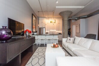 130 S Canal St, Unit 410 in Chicago, IL - Building Photo - Building Photo