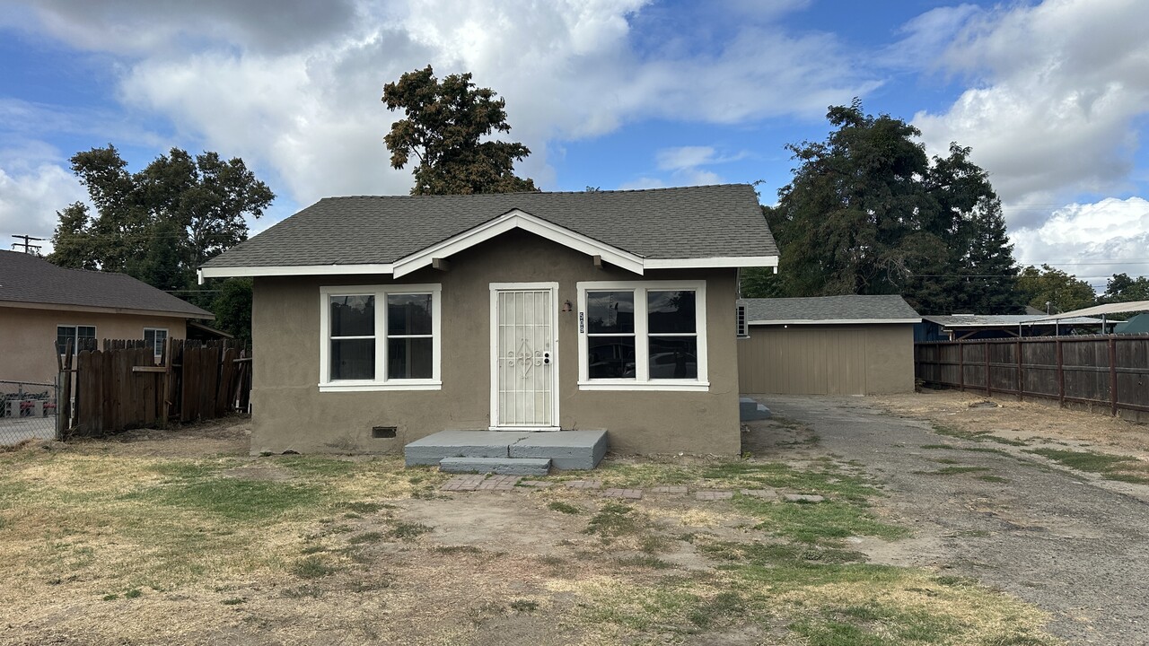 509 Marshall Ave in Modesto, CA - Foto de edificio