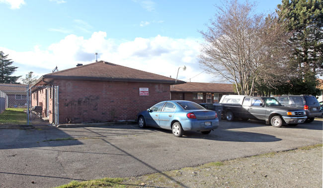 Chinook Apartments in Lakewood, WA - Building Photo - Building Photo