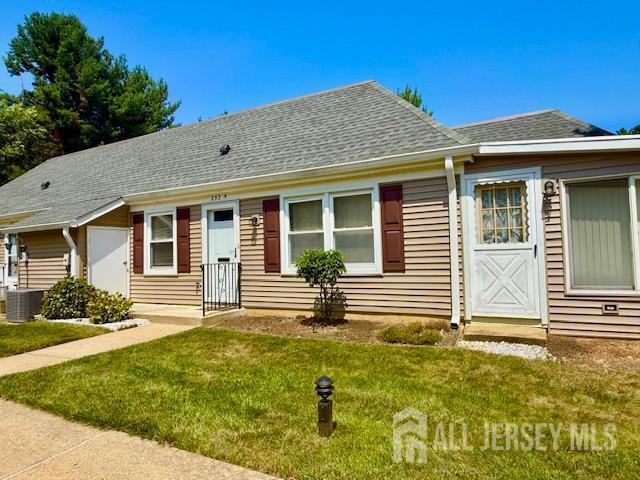 293D Sharon Way in Monroe Township, NJ - Foto de edificio