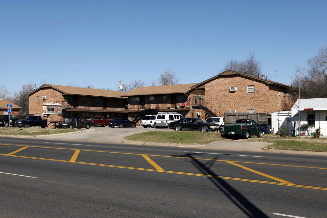 Dobb's Manor in Oklahoma City, OK - Building Photo