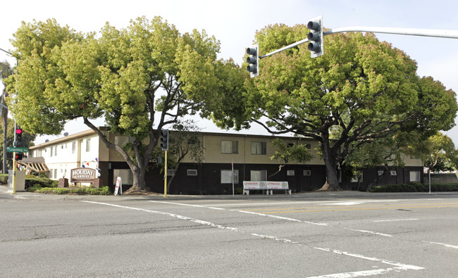 Holiday Gardens Apartments in San Leandro, CA - Foto de edificio - Building Photo