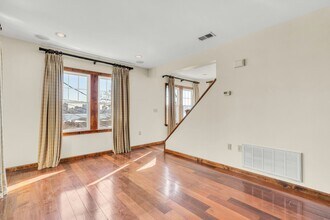 9 Old Wood Rd in Edgewater, NJ - Building Photo - Building Photo