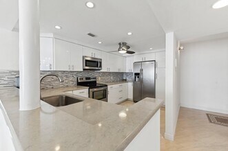 3580 S Ocean Blvd in South Palm Beach, FL - Foto de edificio - Building Photo