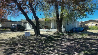 305 9th St in Kettleman City, CA - Building Photo