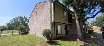 6374 Creekbend Dr in Houston, TX - Building Photo