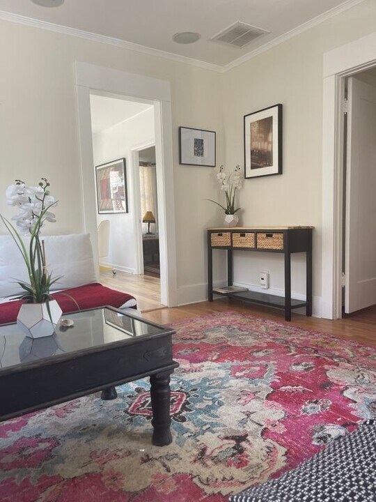 2213 Arizona Ave in Santa Monica, CA - Building Photo