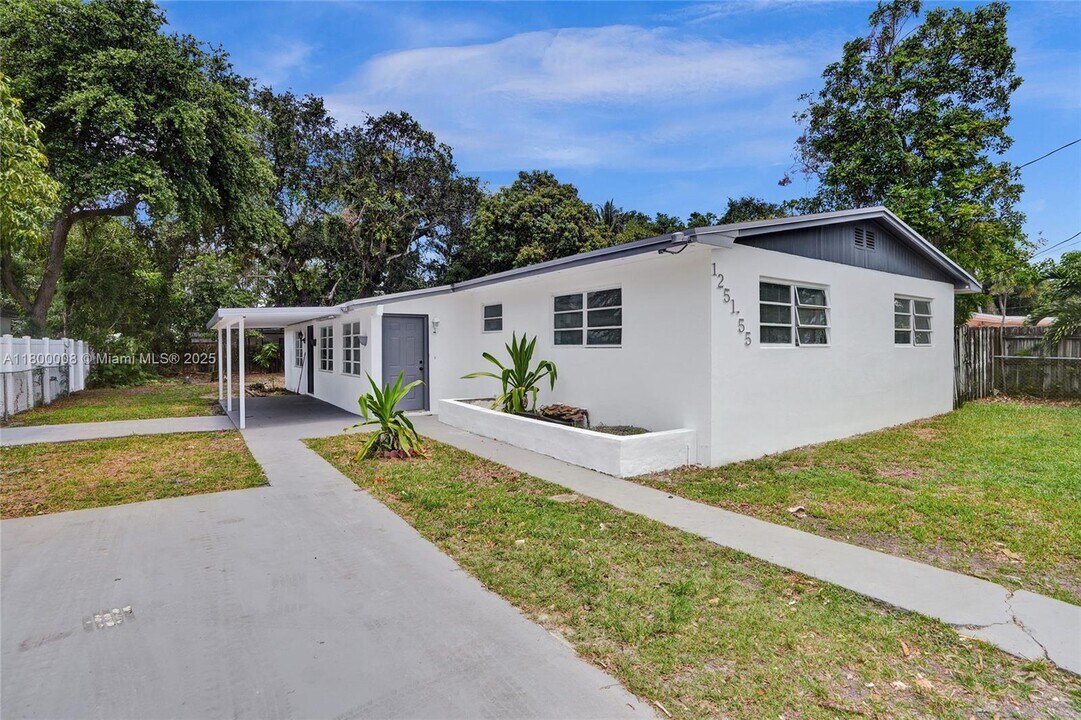 1251 NE 150th St in Miami, FL - Foto de edificio