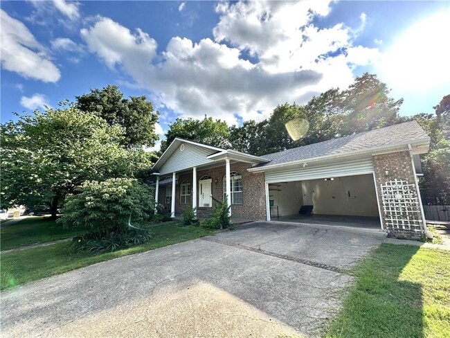 2319 N Aspen Dr in Fayetteville, AR - Building Photo - Building Photo