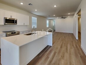 677 Crimson Flare Ct in Henderson, NV - Foto de edificio - Building Photo