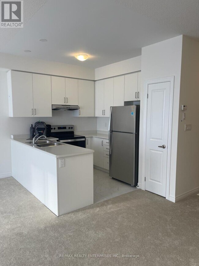 16 Vickers Rd in Hamilton, ON - Building Photo - Building Photo