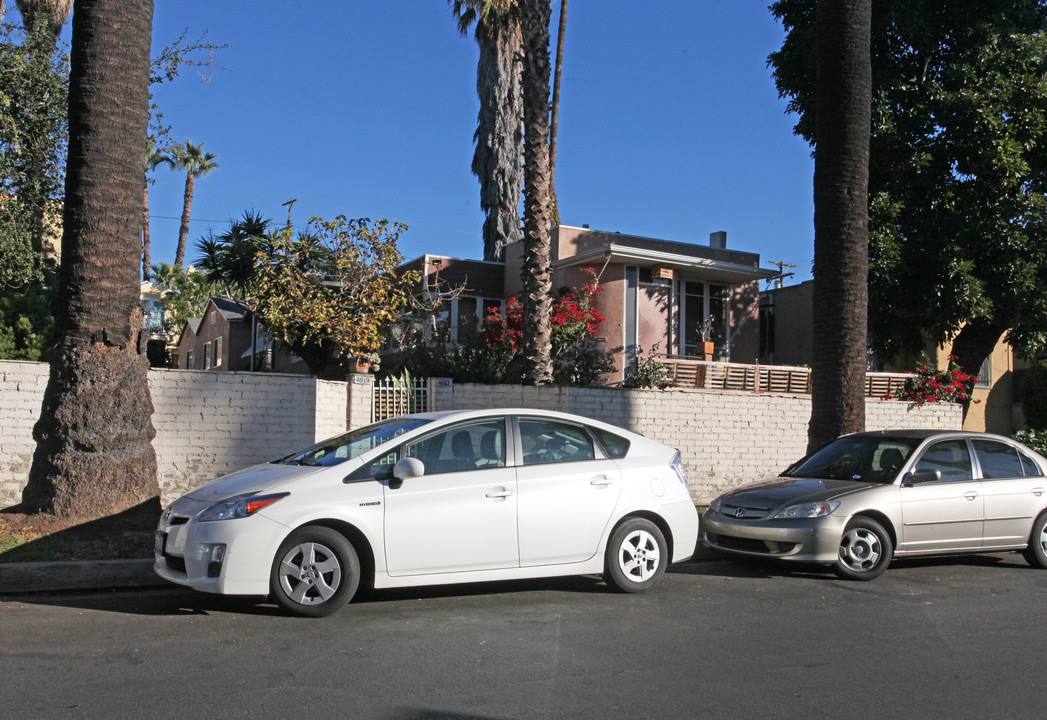 4613 Ambrose Ave in Los Angeles, CA - Foto de edificio