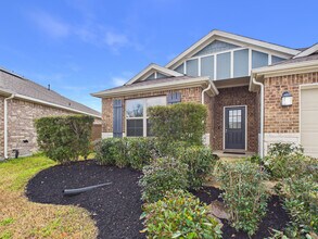 2002 Brisa Ln in Mont Belvieu, TX - Building Photo - Building Photo