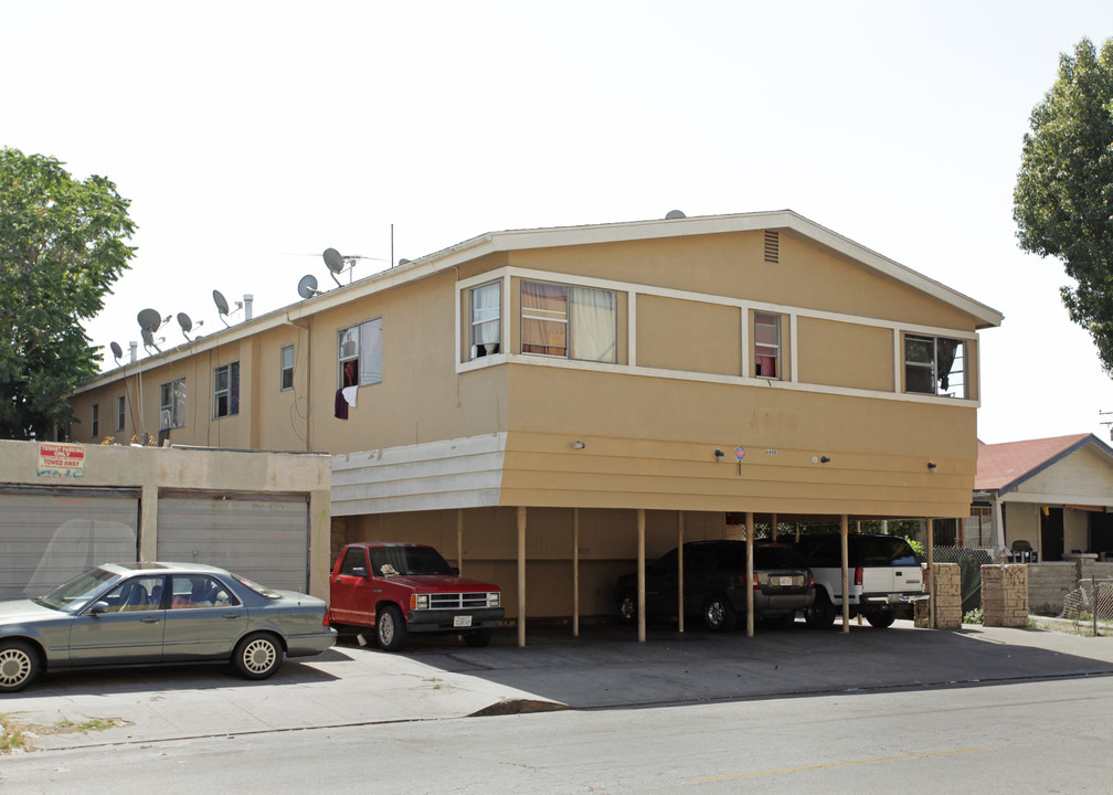 6608 Middleton St in Huntington Park, CA - Foto de edificio