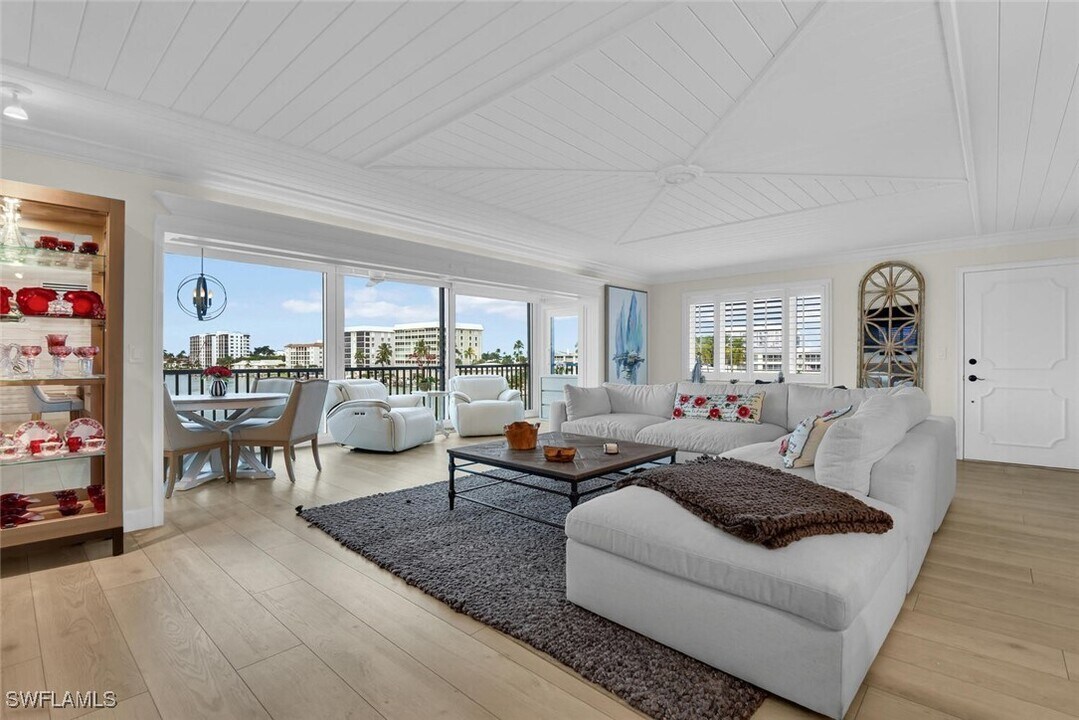 222 Harbour Dr in Naples, FL - Foto de edificio