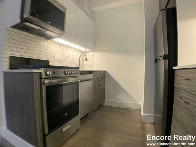 11 Queensberry St, Unit 24 in Boston, MA - Foto de edificio - Building Photo