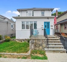 28 Acorn Terrace in New Rochelle, NY - Building Photo