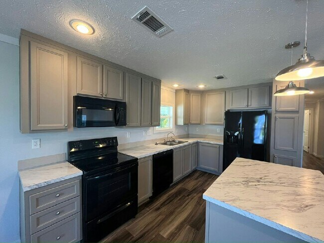 427 Mongoose Ln in North Fort Myers, FL - Building Photo - Building Photo