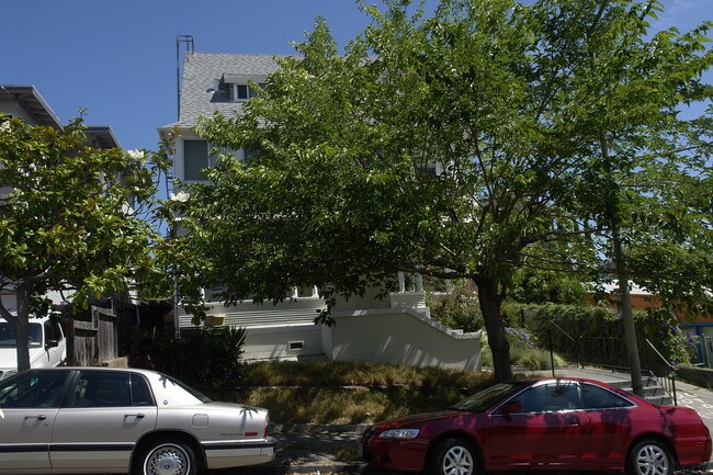 1424 E 31st St in Oakland, CA - Foto de edificio - Building Photo