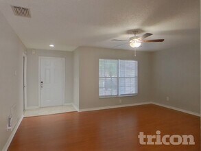 914 Cape Cod Cir in Valrico, FL - Foto de edificio - Building Photo