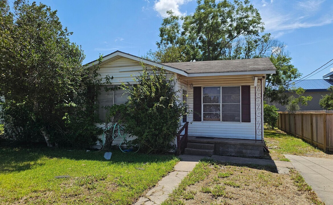 815 Brown St in Brenham, TX - Building Photo