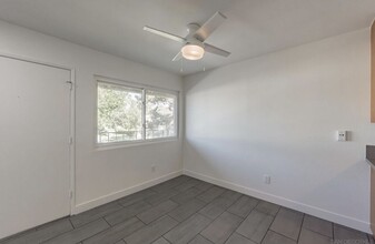 1656 Rue De Valle in San Marcos, CA - Foto de edificio - Building Photo