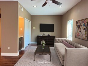 2425 Augusta Dr in Houston, TX - Building Photo - Building Photo