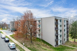Oak Woods Apartments in Peoria, IL - Building Photo - Building Photo