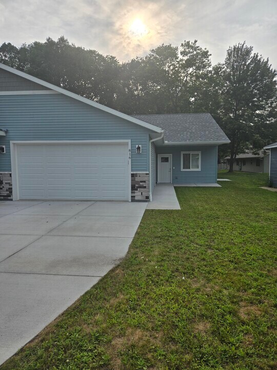 816 10th St W in Altoona, WI - Building Photo