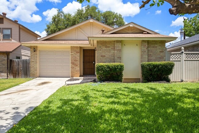 5215 Vinecrest Cir in San Antonio, TX - Building Photo - Building Photo
