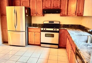 2802 Deerfield Dr in Edison, NJ - Building Photo - Building Photo