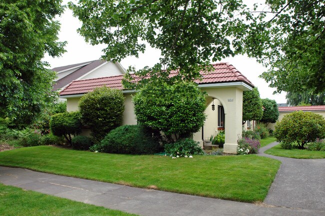 Mahue Court in Portland, OR - Foto de edificio - Building Photo