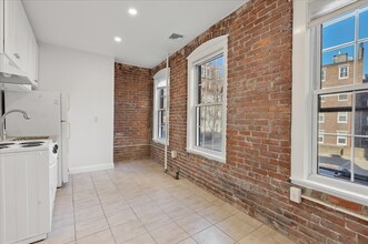 19 Harris St, Unit 5 in Brookline, MA - Foto de edificio - Building Photo