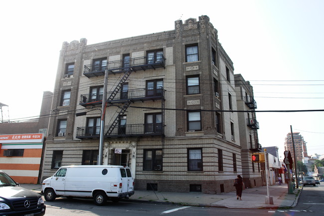 The State in Flushing, NY - Foto de edificio - Building Photo