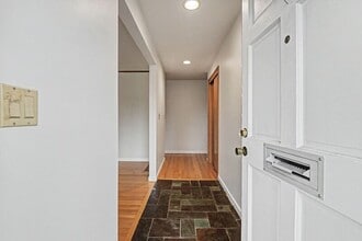 7028 39th Ave NE in Seattle, WA - Building Photo - Building Photo