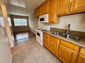 405 W Alameda Ave in Burbank, CA - Building Photo