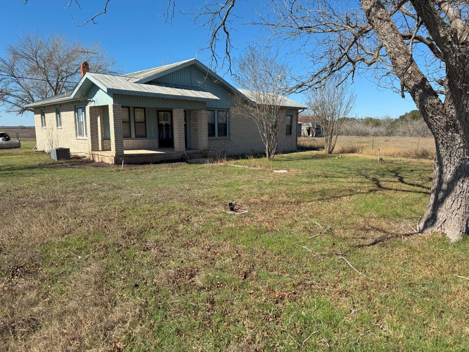 15809 Real Rock Rd in Marion, TX - Building Photo